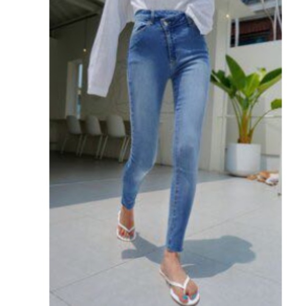 Stone Wash Asymmetrical Waist Skinny Jeans